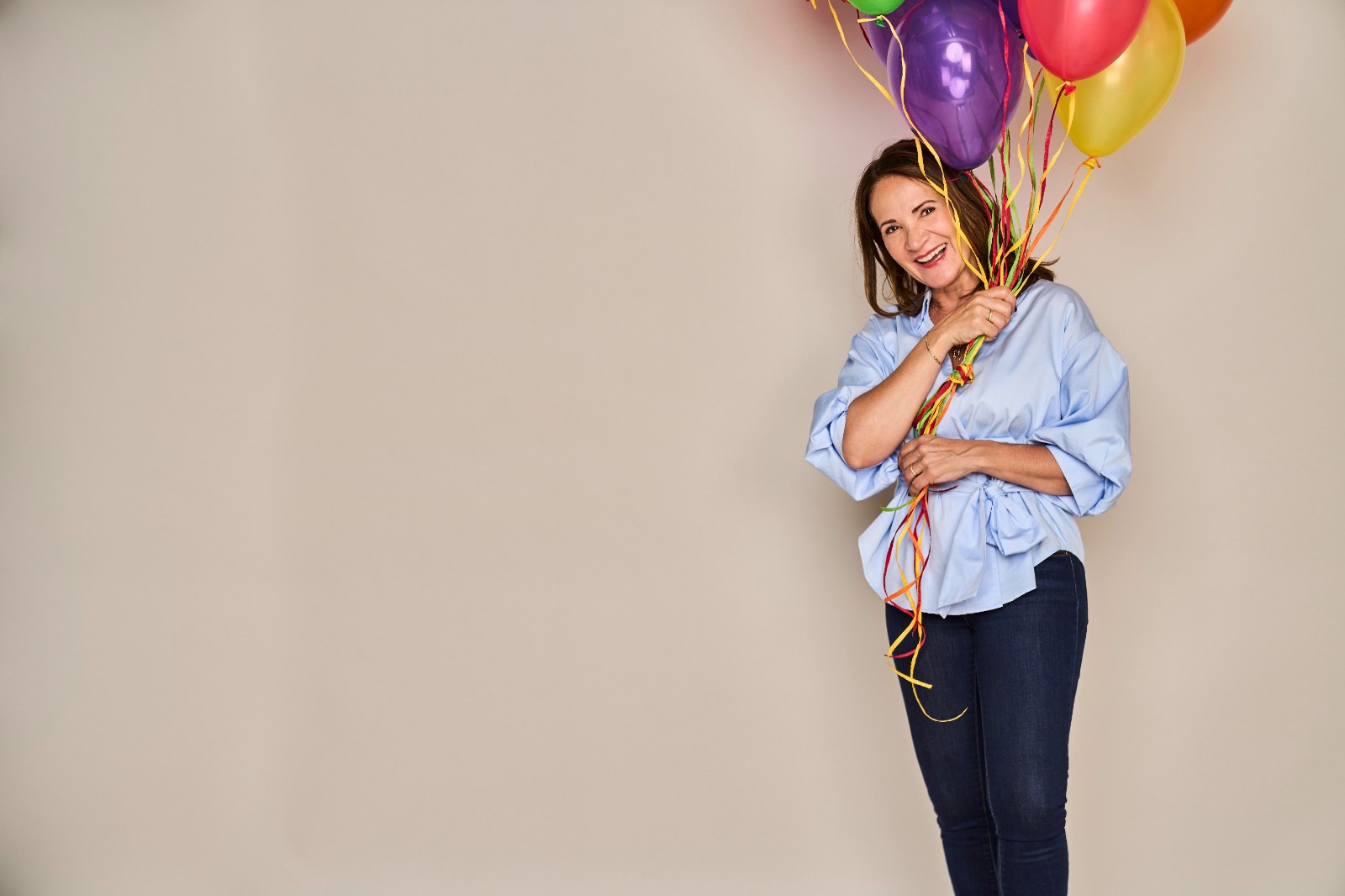 Tanja Funk mit bunten Magic-Words-Ballons