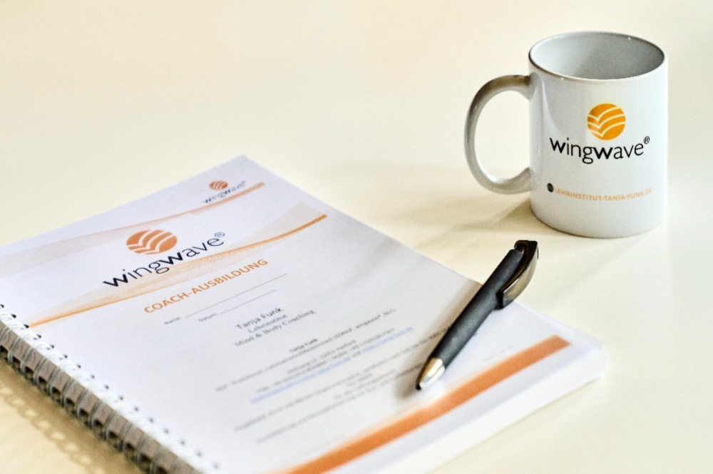Ausbildungsunterlagen, Stift und wingwave®-Tasse zur wingwave®-Coach-Ausbildung